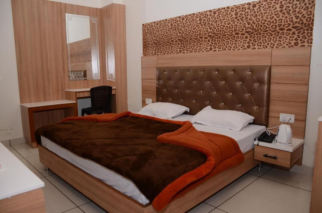 Hotel Robin Inn Амритсар Экстерьер фото